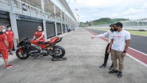 kunjungan-meteri-parekraf-sandiaga-uno-di-depan-pitstop-ducati-lenovo-team.jpg