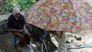nenek-mandi-lumpur-lombok-tengah.jpg