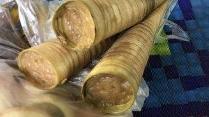tiga-buah-kue-tradisional-lombok-cerorot-yang-berbentuk-s.jpg