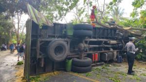 truk-terguling-di-Praya-Lombok-Tengah.jpg