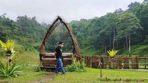 ulem-ulem-seorang-pengunjung-menikmati.jpg