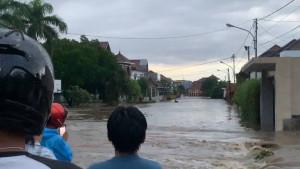 warga-di-BTN-Riverside-menyaksikan-rumah-mereka-yang-terendam-banjir.jpg