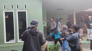 warga-nampak-merusak-rumah-Brigadir-Riska.jpg