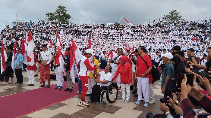 10-ribu-bendera-dibagikan-ke-masyarakat-Kota-Matara.jpg