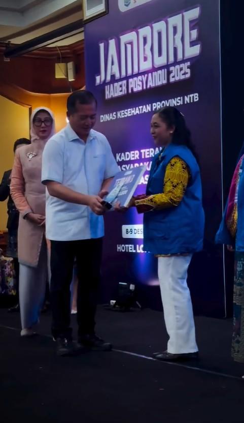 Hadiah bagi  Kader Posyandu Terbaik