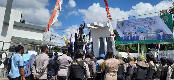 Aksi-mahasiswa-yang-tergabung-dalam-kelompok-BEM-NTB-Raya.jpg