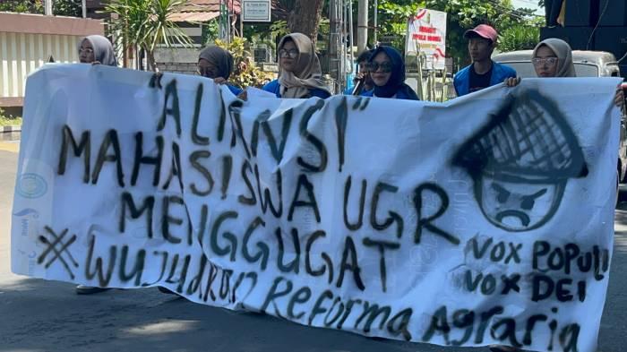 Aliansi Mahasiswa UGR Demo Tolak Sekolah Garuda di Kawasan Konservasi Lemor