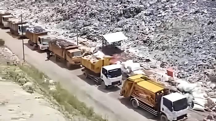 Antrean-truk-sampah-di-TPA-Kebon-Kongok.jpg