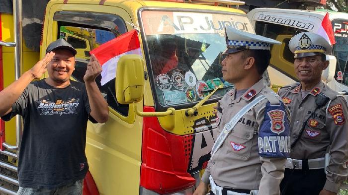 Satlantas Polres Lombok Barat Bagikan Bendera Merah Putih kepada Pengemudi Truk