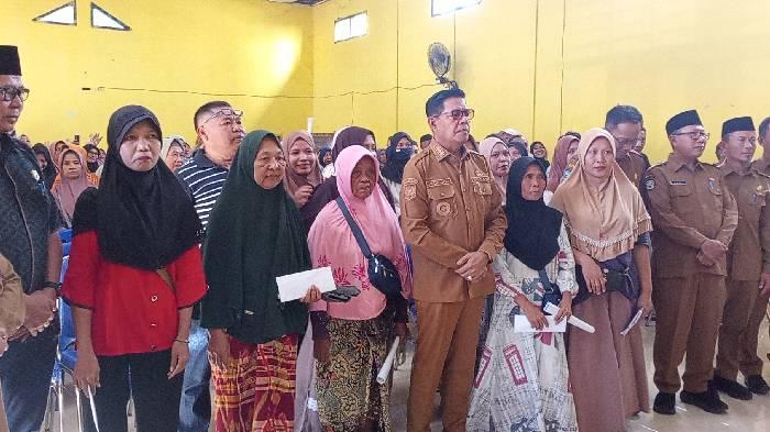 Bupati Lombok Timur Salurkan Bantuan Uang untuk Korban Kebakaran Pasar Pringgabaya