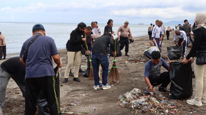 Ratusan Personel Gabungan Sisir Sampah Pesisir Lembar Lombok Barat