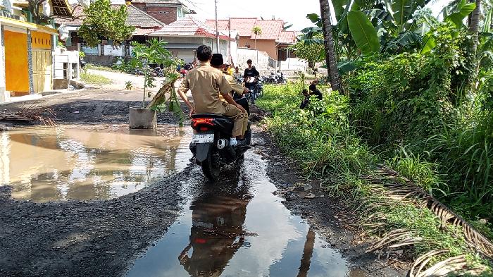 Puluhan Tahun Tak Kunjung Diperbaiki, Warga Lombok Timur Blokade Jalan