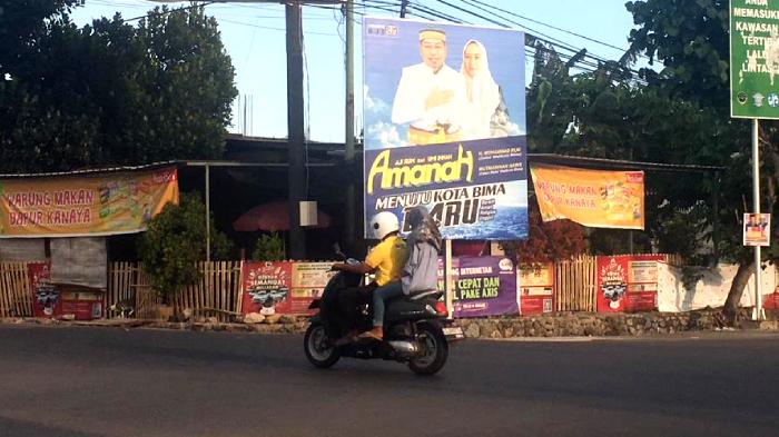Baliho-bertuliskan-pasangan-Aji-Rum-dan-Umi-Innah-Amanah-menuju-Kota-Bima-Baru-te.jpg