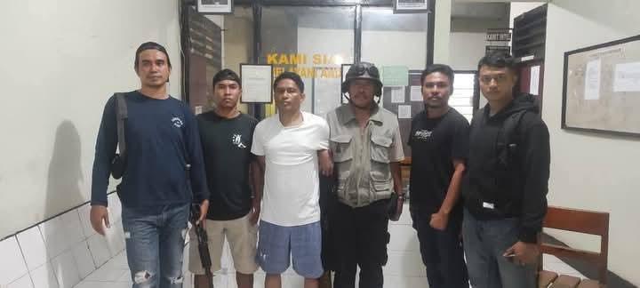 Bandar-narkoba-asal-Bima-HR-tiga-dari-kiri-berbaju-putih.jpg