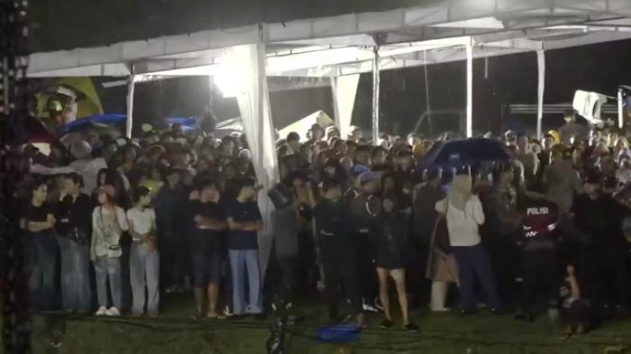 Malam Festival Bau Nyale Diguyur Hujan, Warga Tetap Antusias