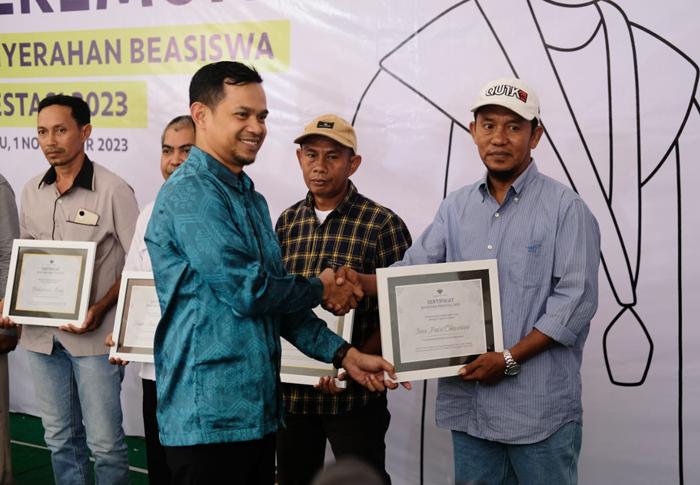 PT Sumbawa Timur Mining Berikan Beasiswa Kepada 40 Mahasiswa Berprestasi asal Kabupaten Dompu