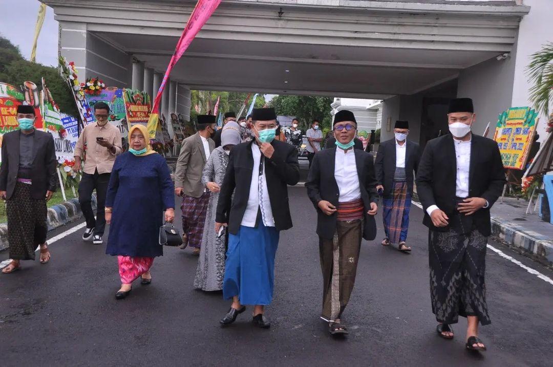 Bupati-Lobar-Fauzan-Khalid-berjalan-bersama-jajaran-menuju-Bencingah-Agung.jpg