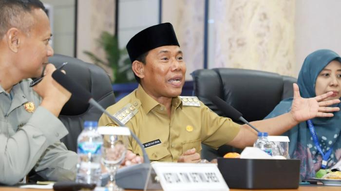 Bupati-Sumbawa-Barat-Terima-Penghargaan-dari-Presiden-dan-BKKBN-Dinilai-Berhasil-Bangun-Daerah.jpg