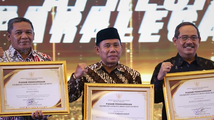 Bupati-Sumbawa-saat-menerima-penghargaan-dari-Kementerian.jpg