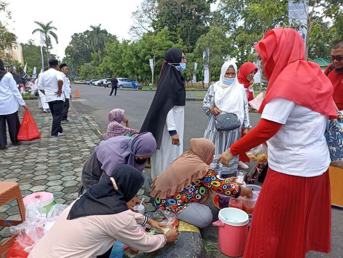 Nuraini Senang Cendol Buatannya Jadi Langganan Para Pejabat Kota Mataram