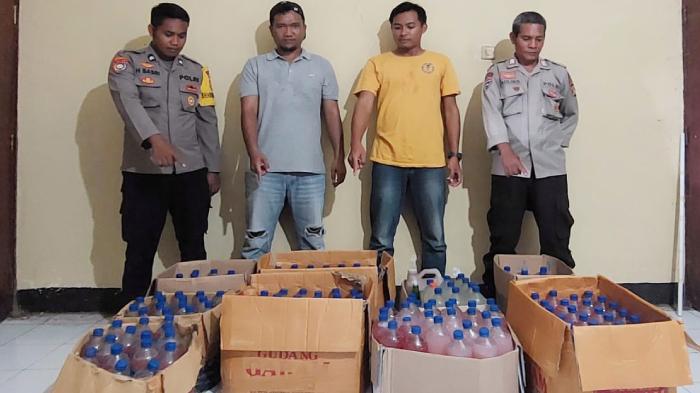 Ratusan Botol Miras Oplosan Disita di Perkampungan Kaki Gunung Tambora Dompu