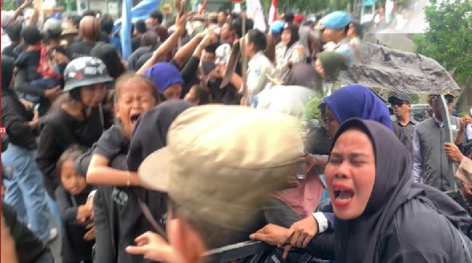 Demo Warga Bintaro Ricuh di Kantor Wali Kota Mataram, Anak-Anak Jadi Korban