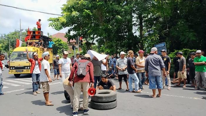 Puluhan Sopir Truk Serbu Kantor Bupati Lombok Timur, Tolak Retribusi dan MBLB