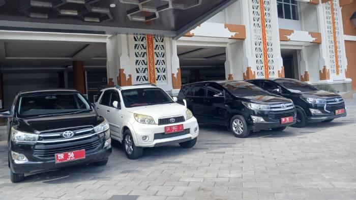 Deretan-mobil-dinas-pejabat-terparkir-di-depan-Kantor-Gubernur-NTB.jpg