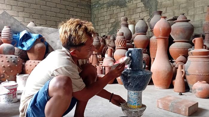 Regenerasi Perajin Jadi Tantanagan Masa Depan Gerabah Banyumulek Lombok Barat