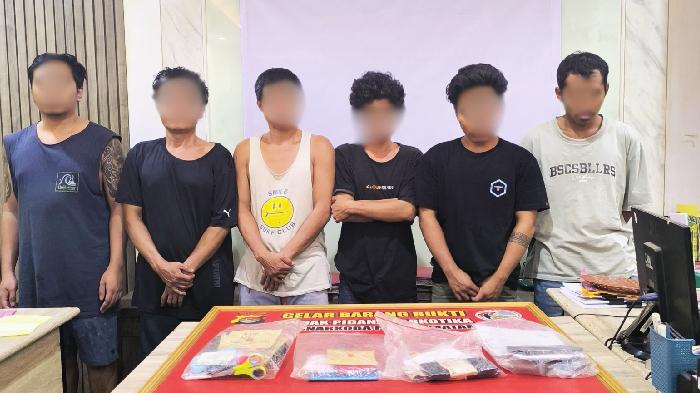 Enam-pria-yang-ditangkap-Satresnarkoba-Polreta-Mataram.jpg