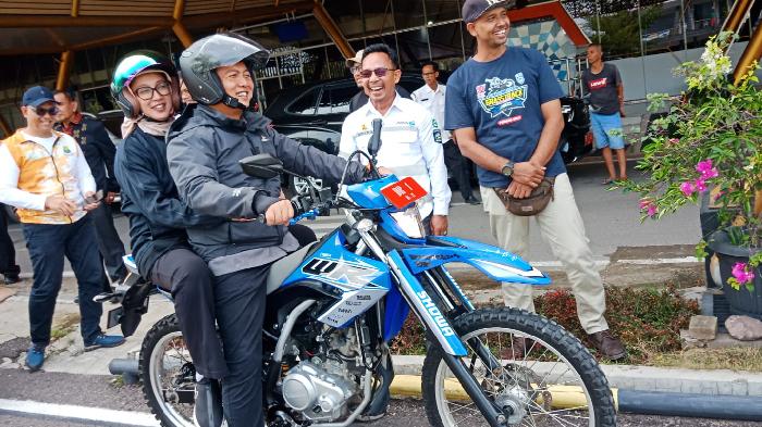GUBERNUR-NTB-SAAT-MENINJAU-JALAN-DI-SUMBAWA-2026.jpg