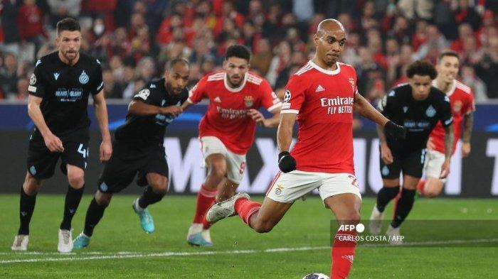 Gelandang-Benfica-asal-Portugal-Joao-Mario-mencetak-gol.jpg