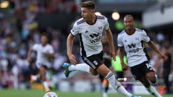 Gelandang-Fulham-Tom-Cairney-menggiring-bola.jpg