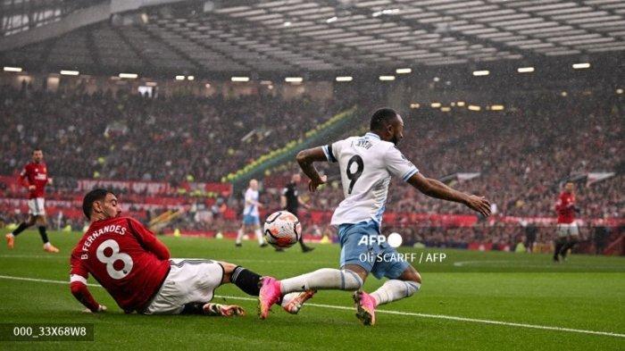 Gelandang-Manchester-United-Bruno-Fernandes-berebut-bola-dengan-striker-Crystal-Palace.jpg