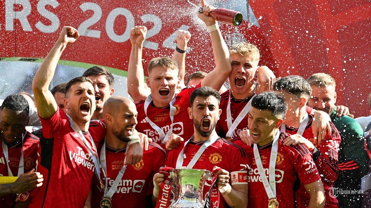 Gelandang-Manchester-United-asal-Portugal-08-Bruno-Fernandes-mengangkat-trofi.jpg