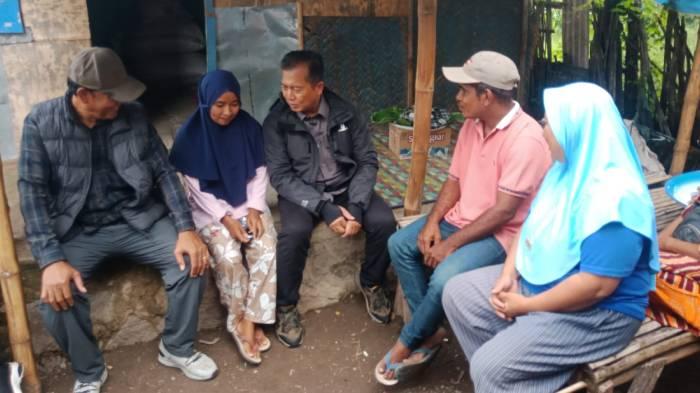 Gubernur-NTB-Lalu-Muhamad-Iqbal-saat-mengunjungi-rumah-warga-di-Sumbawa.jpg