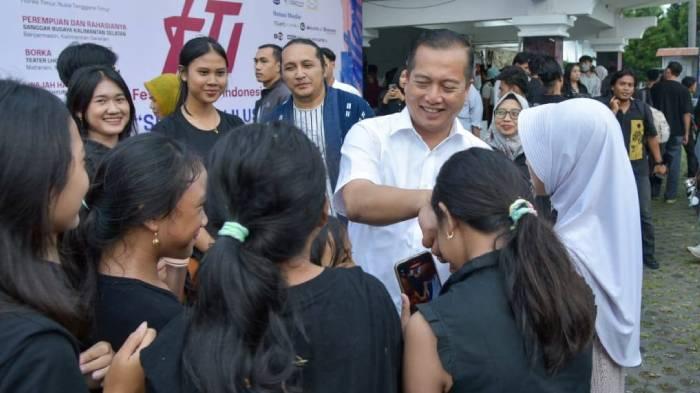 Gubernur-NTB-Lalu-Muhamad-Iqbal-saat-menyaapa-anak-muda-di-Festival-Teater-NTB.jpg