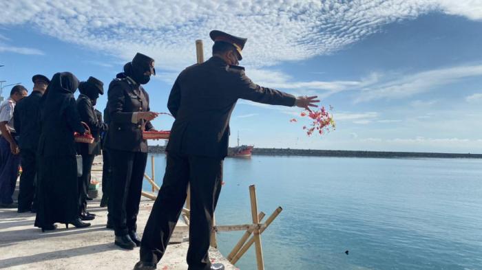 Peringatan Hari Pahlawan di Lombok Timur, Ziarah Makan hingga Tabur Bunga di Labuhan Haji