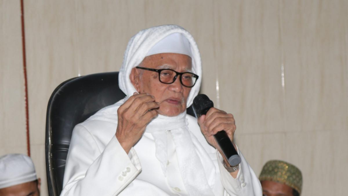 KH-Anwar-Manshur-pengasuh-tertinggi-Pondok-Pesantren-Lirboyo.jpg