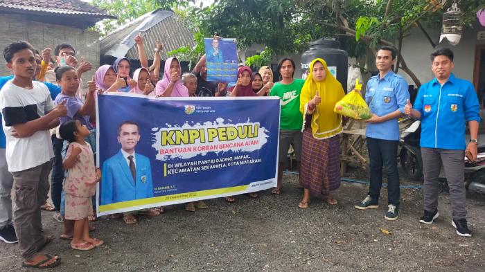 Rumah Rusak dan Nelayan Belum Berani Melaut, KNPI NTB Bantu Warga Pesisir Kota Mataram