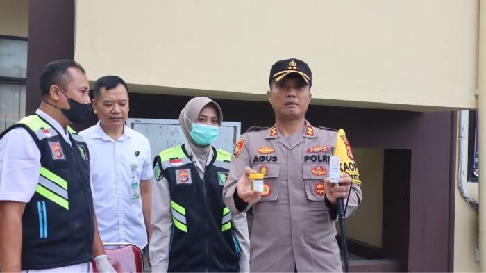 Kapolres-Lombok-Utara-AKBP-Agus-Purwanta-saat-memantau-langsung-tes-urine.jpg
