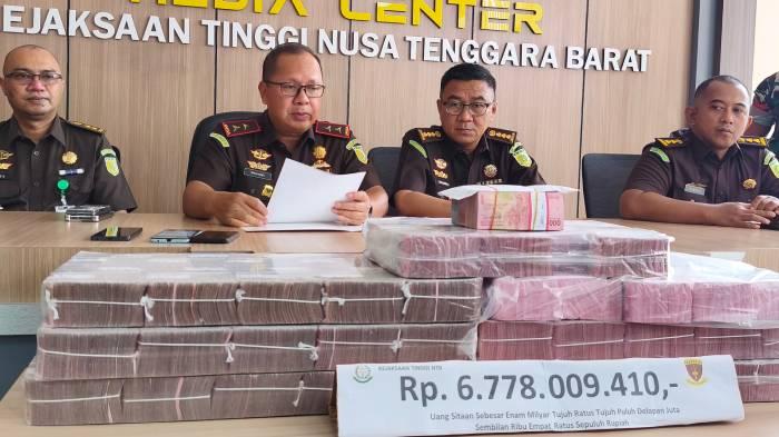 Kepala-Kejaksaan-Tinggi-Kejati-NTB-Wahyudi-saat-menyampaikan-keterangan-pers.jpg