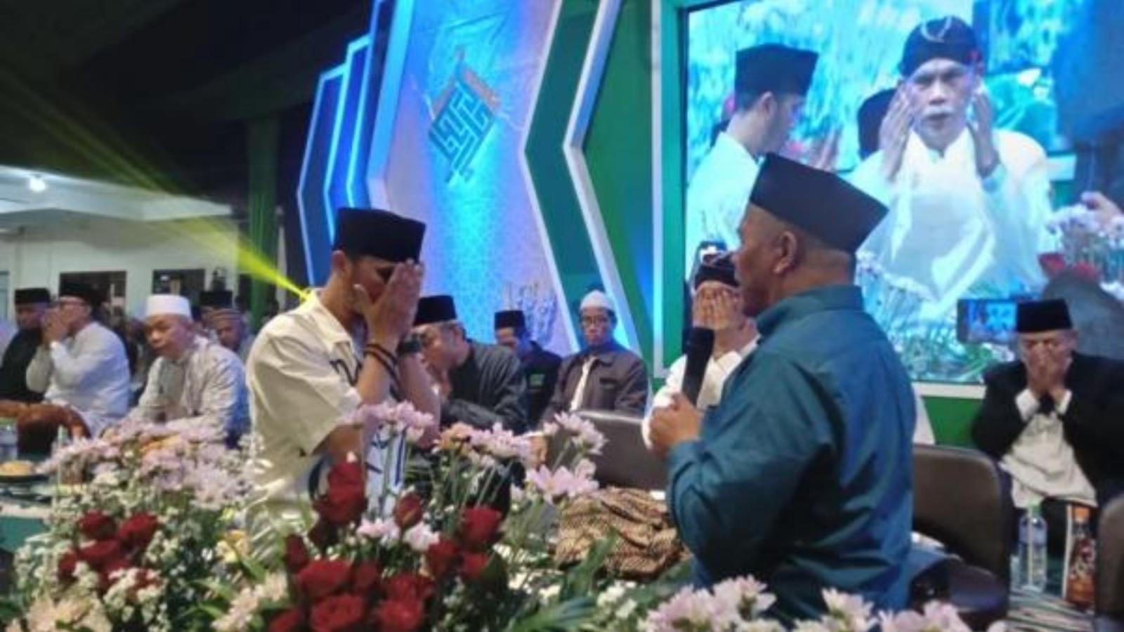 Ketua-PWNU-Jatim-KH-Marzuki-Mustamar-saat-baiat-NU-Ustadz-Hanan-Attaki.jpg