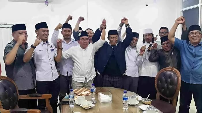 Luthfi-Wahid-bersama-tim-pemenangan.jpg