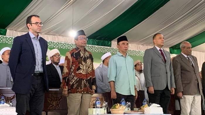 Mahfud-MD-baju-batik-saat-menghadiri-Hultah-ke-89-NWDI-di-Pancor-Lombok-Timur.jpg