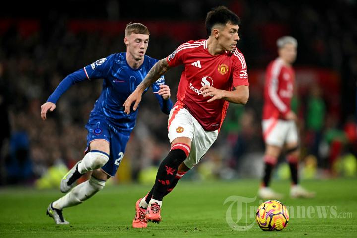 Manchester-United-Lisandro-Martinez-berlari-mengejar-bola-dari-gelandang-Chelsea.jpg