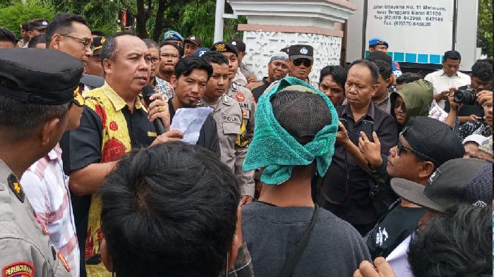 Mass-aksi-dari-Forum-Nelayan-Lombok.jpg