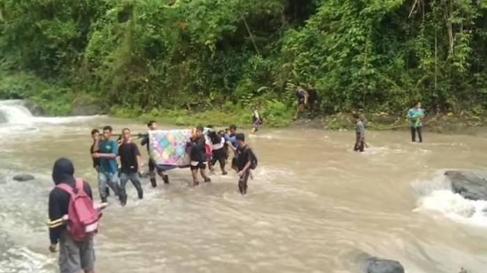 Menggotong-jenazah-menerjang-derasnya-arus-sungai.jpg