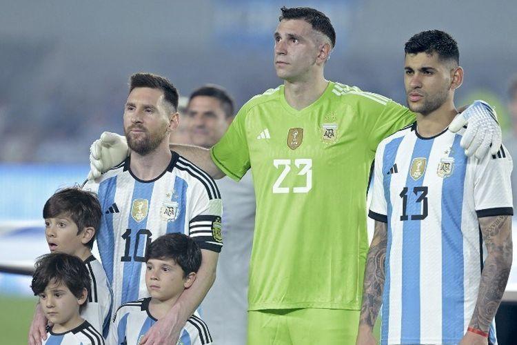 Messi-dan-Emiliano-Martinez.jpg