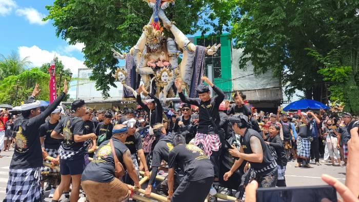 Ribuan Warga Padati Parade Ogoh-Ogoh di Mataram, Gubernur Iqbal: Bukti Nyata Toleransi NTB
